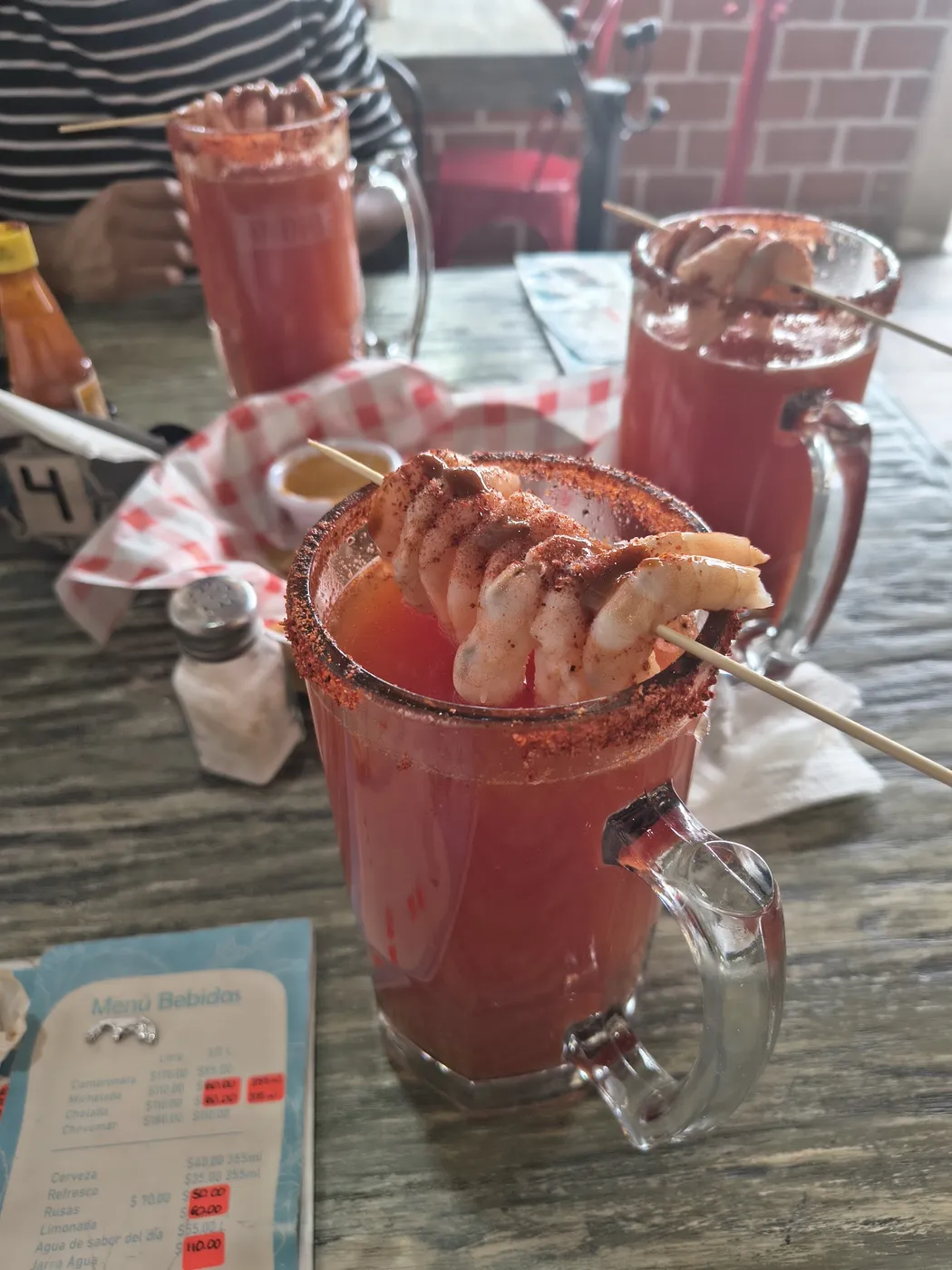 Michelada con camarón